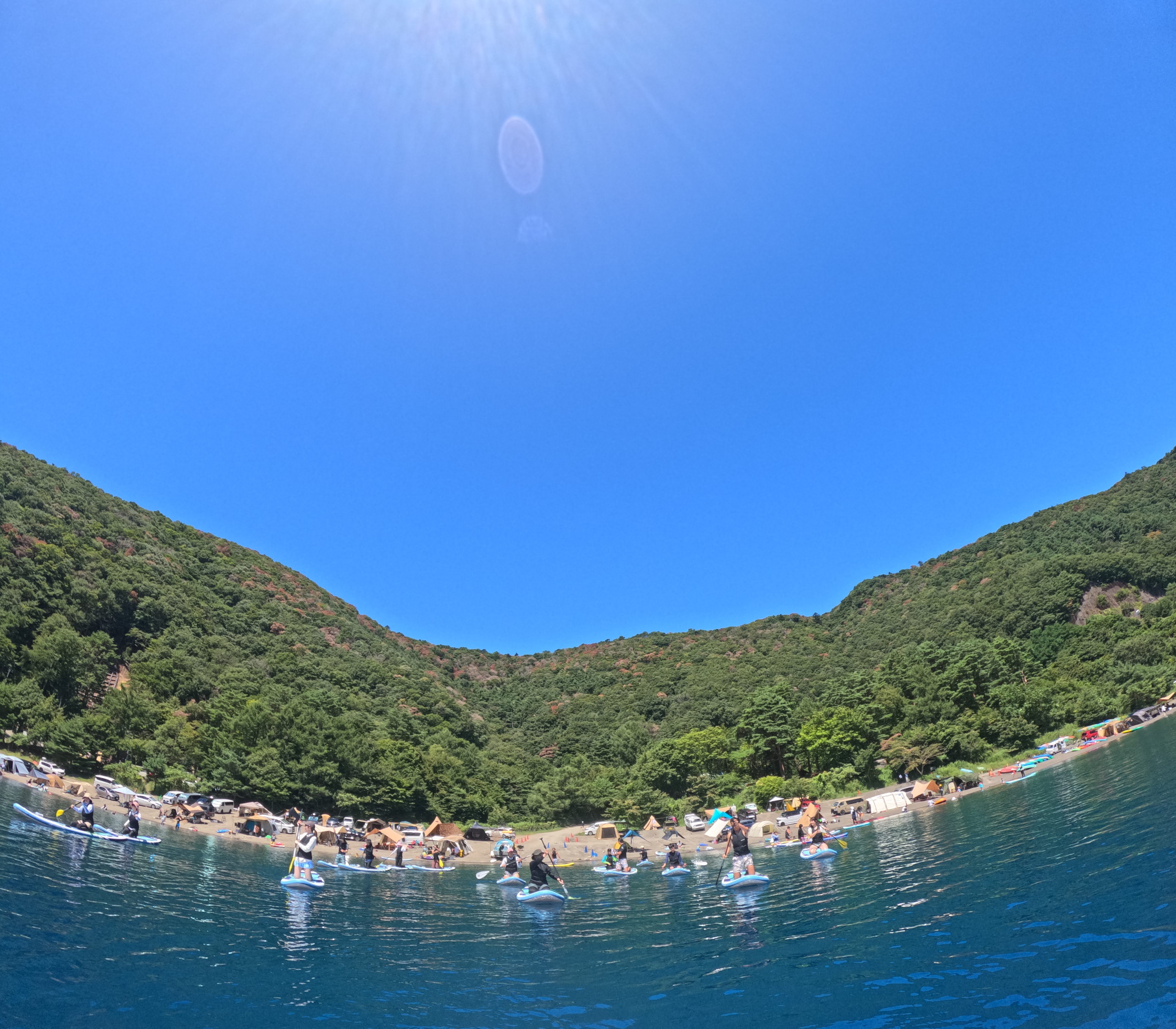 本栖湖の湖面からの写真